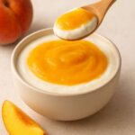 Iorgurt Natural com Purê de Pêssego. Livro 30 Sobremesas Cativantes para Pequenos - Amor de Bebê.